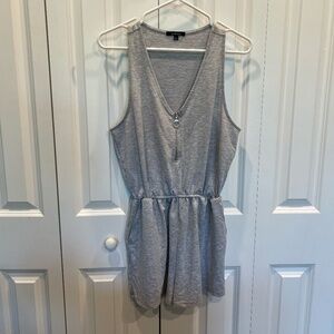 Zip pull front sleveless v front cinq waist romper